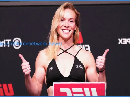 Referee Swiftly Intervenes to Protect Knocked-Out UFC Fighter